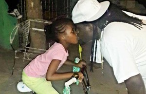 anything wrong with Jah Vinvci kissing daughter on lips picture