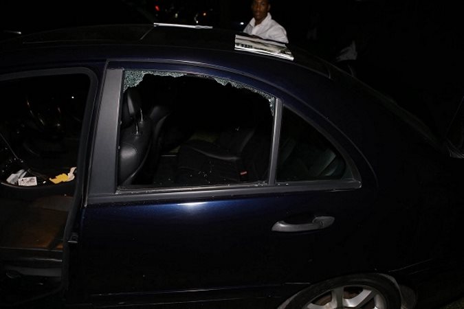 Image Source: loopjamaica.comThe thieves targeted 10 of the many cars that were forced to park on the front entrance lawn of Hope Gardens as the designated parking area could not accommodate the massive turn out. The area was neither well lit nor heavily guarded by security detail, making it easy for the culprits to pounce, according to reports.