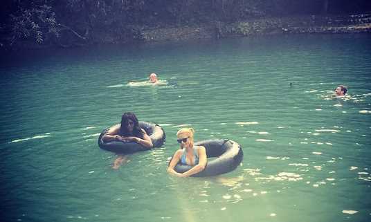 Paris Hilton nd Naomi Campbell in Jamaica via Instagram/Paris Hilton