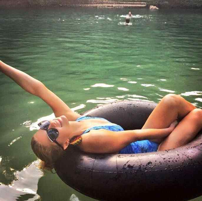 Paris Hilton in Jamaica via Twitter/HiltonWorld