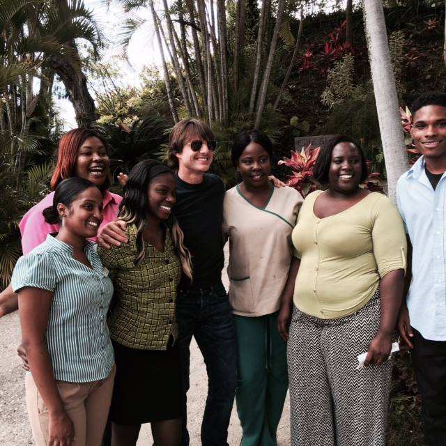 Tom Cruise in Jamaica va Strawberry Hill Facebook Page