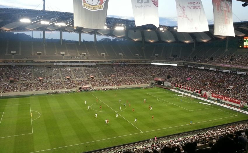 "LG, Bayer 04 Korea Tour. vs FC Seoul, 30.july 2014" by Exj. Licensed under CC BY-SA 4.0 via Commons.