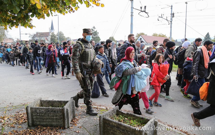 "Slovenska vojska tudi med vikendom v velikem številu pri podpori Policiji 01" by Robert Cotič - http://www.slovenskavojska.si/odnosi-z-javnostmi/sporocila-za-javnost/novica/nov/slovenska-vojska-tudi-med-vikendom-v-velikem-stevilu-pri-podpori-policije/. Licensed under CC BY 3.0 via Commons.